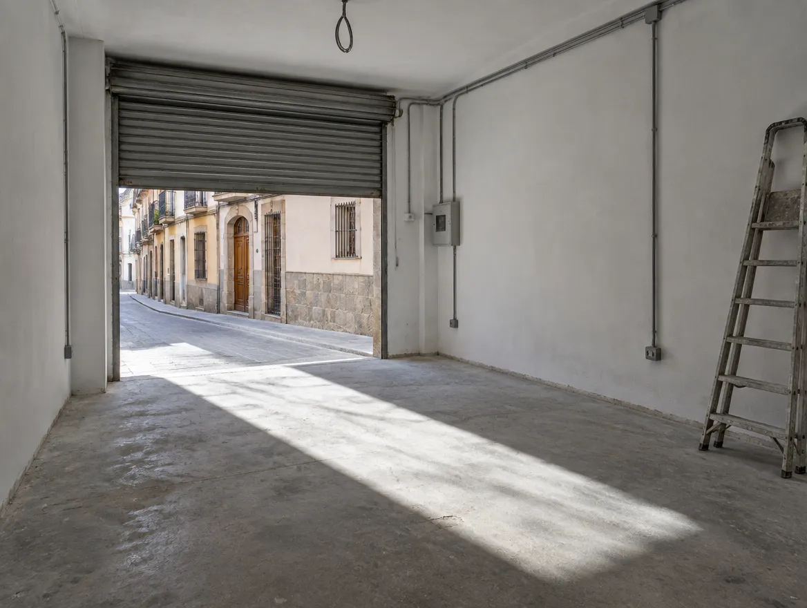 Local comercial vacío con la persiana subida